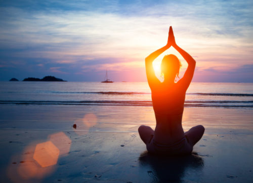 Persona e benessere  beach-yoga-500x362 Riequilibrare il secondo Chakra con prodotti naturali