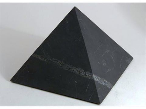 Piramide in Shungite. cm 8